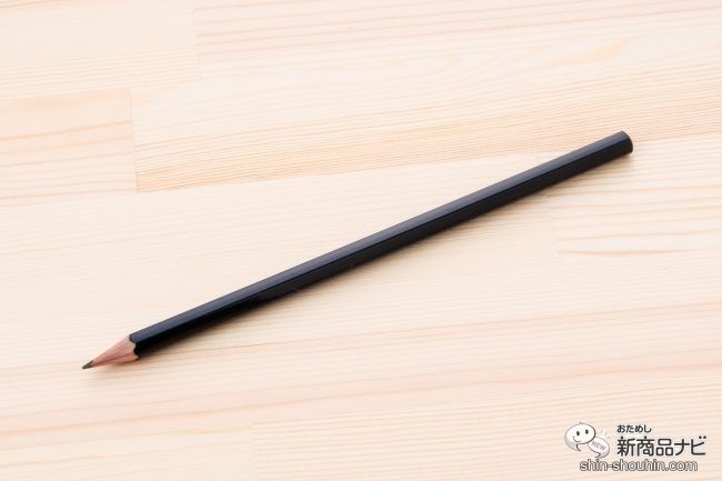 木の机の上に置かれた無地の鉛筆