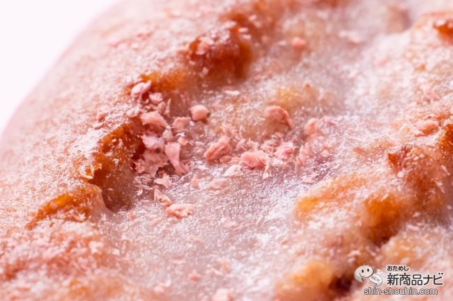 桜フレークがトッピングされたパウンドケーキの表面