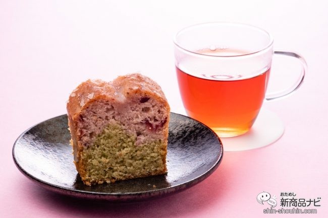 黒いお皿に切り分けられた『桜のパウンドケーキ』と紅茶