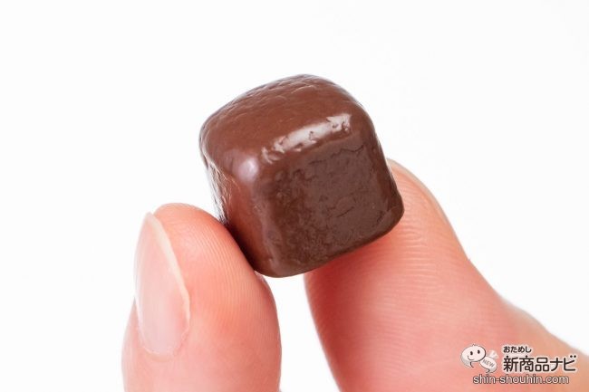 手に持った『オリゴスマートミルクチョコレートパウチ 32g』のチョコレート