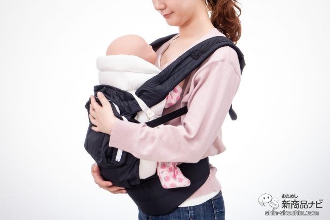 新生児パッドを使用して対面抱き