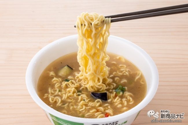 もっちり®ノンフライ麺 グリーンカレー麺の麺を箸で持ち上げたところ