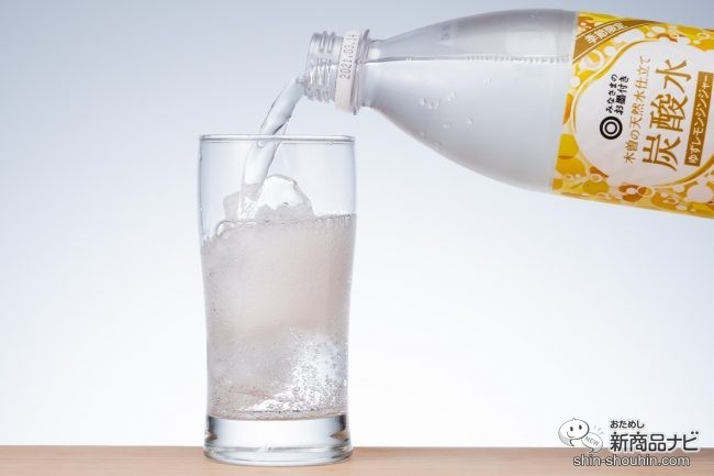 木曽の天然水仕立て炭酸水 ゆずレモンジンジャーをグラスに注いでいる